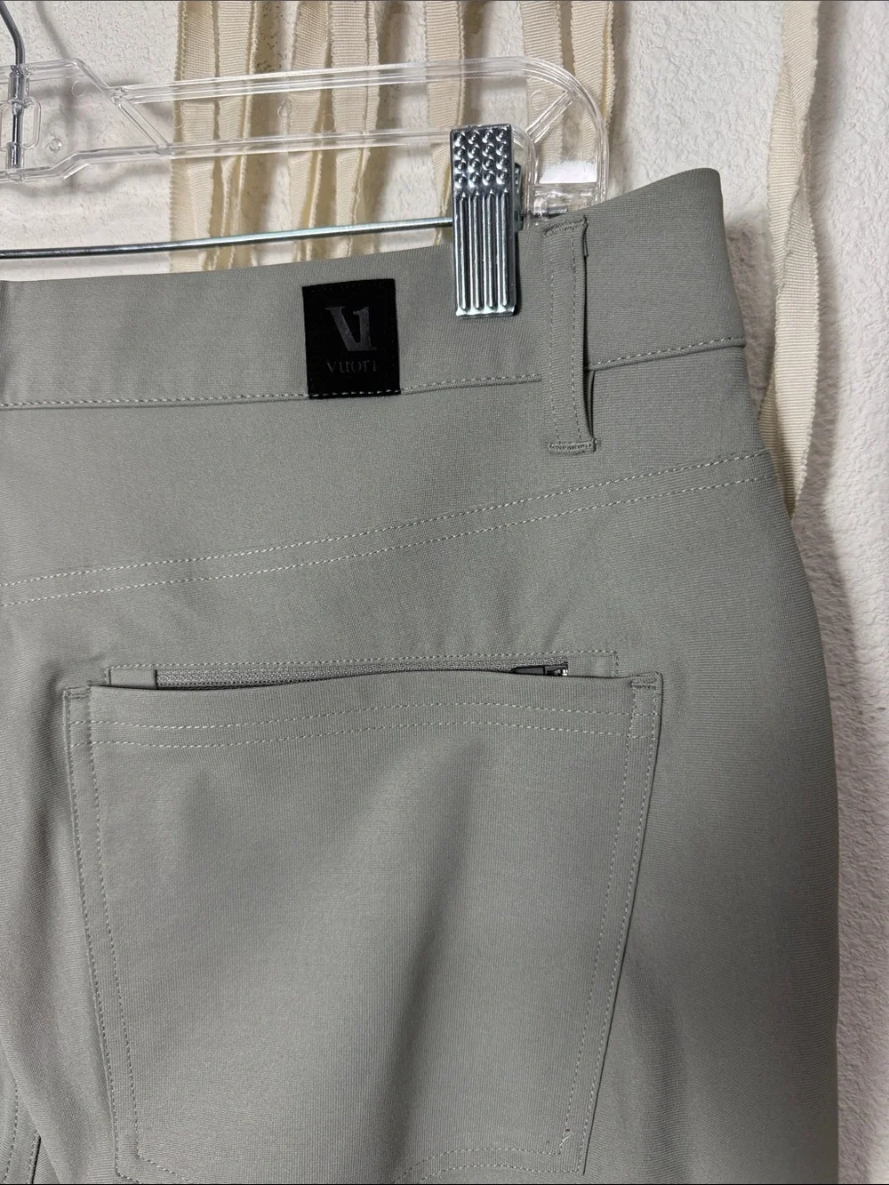 Men’s Vuori NWOT Meta Pant in Light Grey size 33